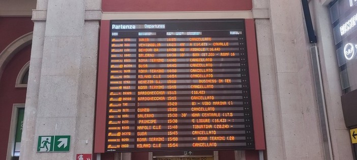 Sciopero treni, corse cancellate e ritardi in tutte le stazioni ferroviarie del Piemonte