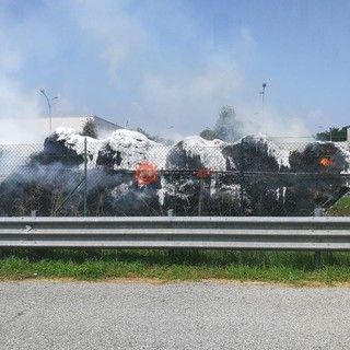 A fuoco un trattore con rimorchio carico di balle di fieno in circonvallazione a Saluzzo [FOTO]