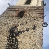 Il campanile di Farigliano con un'opera dell'artista piozzese Franco Sebastiano Alessandria