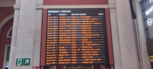 Sciopero treni, corse cancellate e ritardi in tutte le stazioni ferroviarie del Piemonte