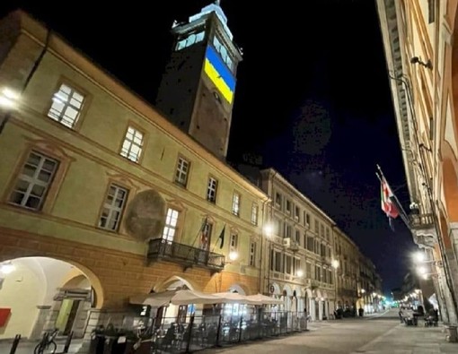 La Torre civica illuminata con i colori della bandiera ucraina