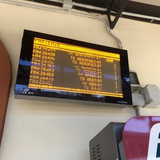 Il tabellone che indica la cancellazione del treno Fm 26433