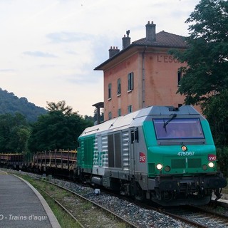 Il treno proveniente dal Lussemburgo con il materiale impiegato per ricostruire il ponte Borg Neuf a Tenda (Foto: Damien Viano)