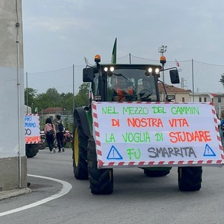 Mondovì, gli alunni di quinta agraria a scuola in trattore [FOTO E VIDEO]