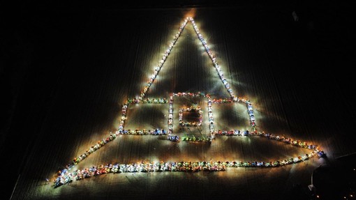 La Befana a Trinità indossa un cappello di trattori: ecco la spettacolare coreografia della &quot;Tractors Infinity Night&quot; [VIDEO]