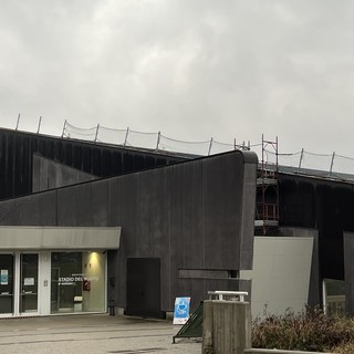 Pannelli fotovoltaici sul tetto dello Stadio del Nuoto. Ma vanno eliminate prima le infiltrazioni