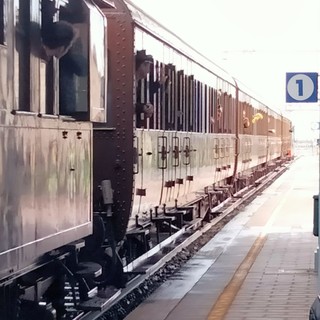Da Cuneo a Torino su carrozze 100 porte degli anni '30 per chiedere la rinascita delle ferrovie piemontesi [FOTO]