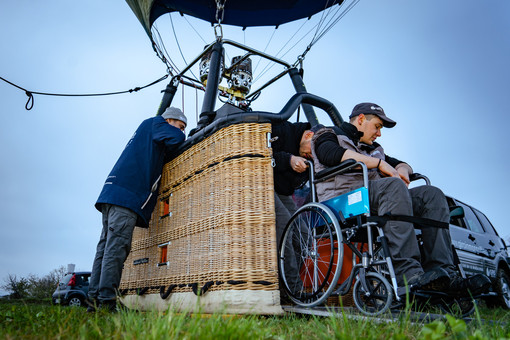 A Carrù il primo decollo della cesta che permette il volo in mongolfiera anche ai disabili