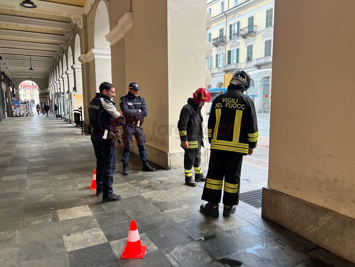 Fumo da una grata in corso Nizza a Cuneo, vigili del fuoco, polizia locale e tecnici Enel sul posto [FOTO]