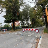 La transenna che segnala la chiusura del viale in corso Brunet