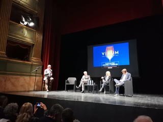 Roberto Fiori (da sx) che dialoga con il sindaco di Alba Carlo Bo, Liliana Allena, presidente Ente Fiera di Alba, e Emanuele Bolla, assessore al turismo di Alba