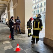 Fumo da una grata in corso Nizza a Cuneo, vigili del fuoco, polizia locale e tecnici Enel sul posto [FOTO]