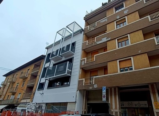 A Borgo San Dalmazzo un palazzo in ristrutturazione in centro fa discutere