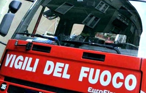 Distrutta dalle fiamme una casetta in legno nei pressi delle piste da sci a Roburent