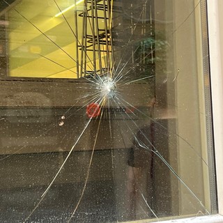 Ancora danni alle vetrine del centro storico, il titolare del Cafè 44: &quot;A Cuneo, negli ultimi mesi, la situazione è precipitata&quot;