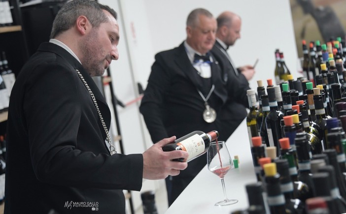 Negli scatti di Mauro Gallo Foto-Alba, alcuni momenti di Vinum che sta animando le piazze di Alba trasformate nella più grande enoteca d'Italia all'aperto