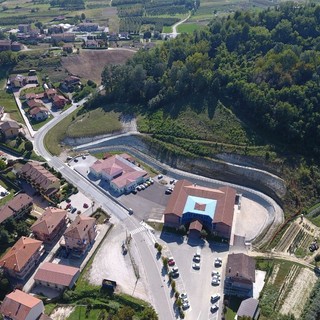 Nella veduta area il complesso delle nuove scuole realizzate in località Borgonuovo di Vezza d'Alba