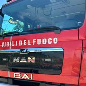 Auto fuori strada sull'Asti-Cuneo: sanitari e vigili del fuoco sul posto