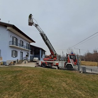 Incendio camino a Peveragno, vigili del fuoco sul posto con l'autoscala