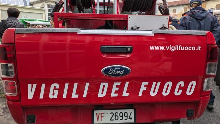 Sant'Albano Stura, a fuoco un fienile in via Ceriolo: tre squadre dei vigili del fuoco sul posto