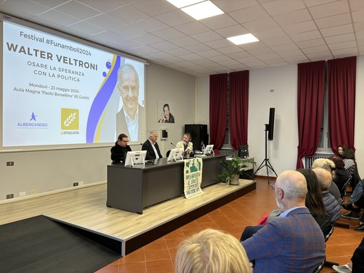 Ampia partecipazione a Mondovì per la serata con Walter Veltroni: &quot;Nulla come la politica è in grado di produrre il bene e il male&quot;