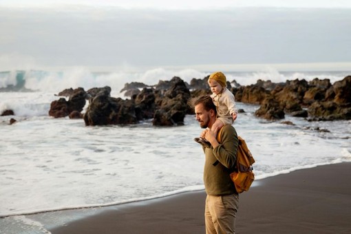 Destinazioni esclusive e outfit impeccabili: la combinazione perfetta per una famiglia alla moda