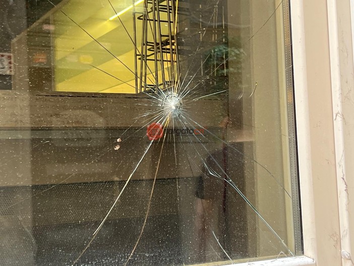 Ancora danni alle vetrine del centro storico, il titolare del Cafè 44: &quot;A Cuneo, negli ultimi mesi, la situazione è precipitata&quot;