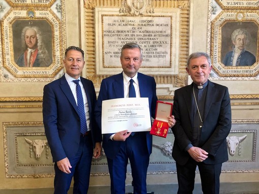 A Ezio Raviola, già presidente di Fondazione CRC, l'onorificenza pontificia di Cavaliere di San Gregorio Magno