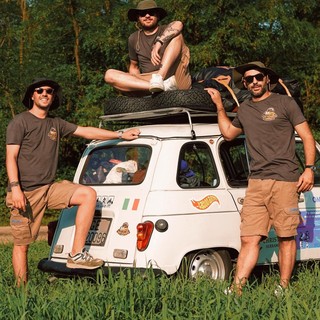 Tre amici di Saluzzo, una Renault 4 del '90 e un viaggio con destinazione Dakar