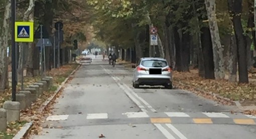 Cuneo, veicoli non residenti violano la zona pedonale del viale degli Angeli?