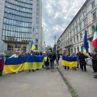 Ucraina, protesta sotto consolato Usa a Milano: &quot;Da Trump show assurdo, bene Zelensky&quot;