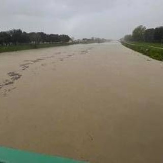 Maltempo, piogge incessanti in Emilia Romagna e in Toscana: a Firenze è allerta rossa