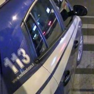 Palermo, partorisce in strada e vaga con il neonato in braccio: salvata dalla polizia