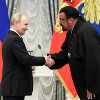 Steven Seagal: &quot;Morirei per Putin&quot;. E la Russia è pronta a mandarlo in guerra