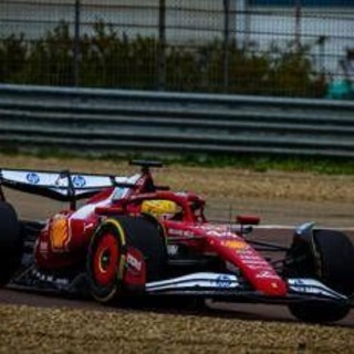 Ferrari, tifoso abbatte albero per vedere test di Fiorano - Video