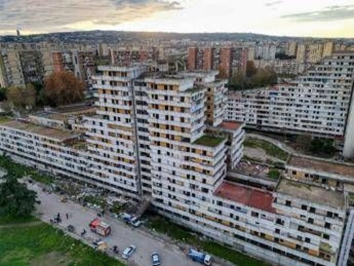 Scampia, al via demolizione Vela gialla