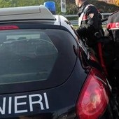 Napoli, maxi blitz antidroga: decine di arresti, donna spaccia con bimbo in braccio