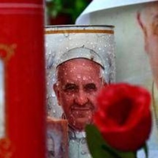 Papa Francesco, Vaticano: &quot;Condizioni stabili, prognosi resta riservata&quot;