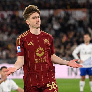 La Roma piega il Como 2-1 con Saelemaekers e Dovbyk