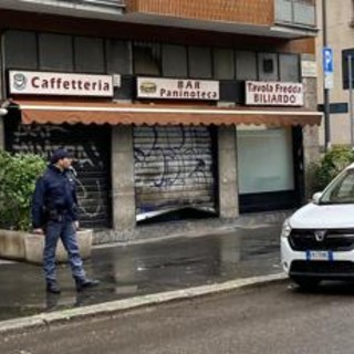 Il complice, la serranda, le forbiciate del titolare: come è morto il rapinatore ucciso a Milano